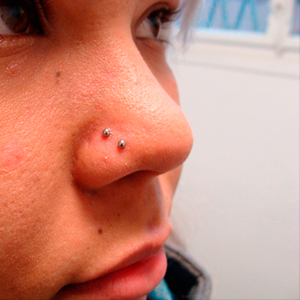 Piercing doble en nariz