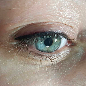 Contorno de ojos con micropigmentación