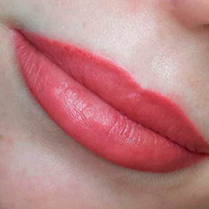Labios completos rosa pálido con micropigmentación