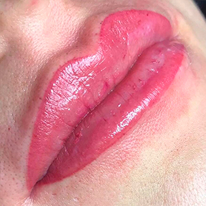 Mitad del labio de color rosa con micropigmentación