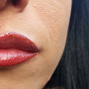 Mitad del labio sombreado de color rosa roja con micropigmentación