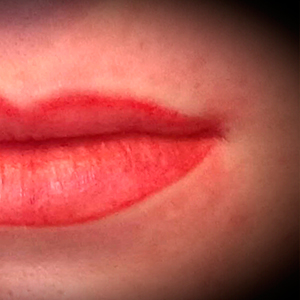 Contorno de labios rojo claro después de curación.