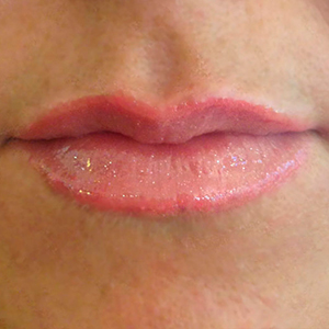 Micropigmentación de labios de color rosa pálido natural y sombreado.