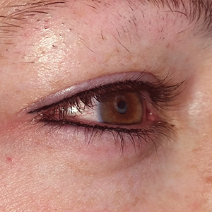 Contorno fino de ojos superior e inferior con micropigmentación.