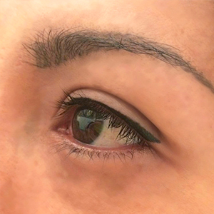 Contorno de ojos superior con alas por micropigmentación